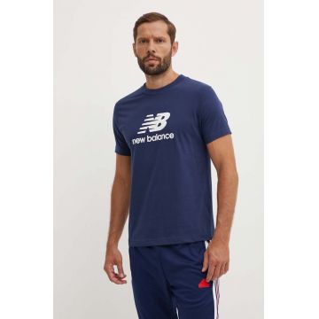 New Balance tricou din bumbac Sport Essentials barbati, culoarea albastru marin, cu imprimeu, MT41502NNY