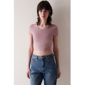 Tricou crop cu model uni si decupaj pe partea din spate