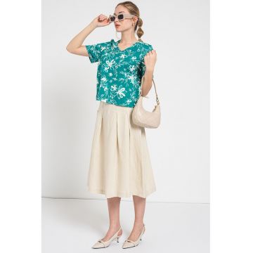 Tricou cu model floral si decolteu in V