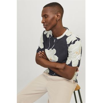 Tricou cu model floral si decolteu la baza gatului