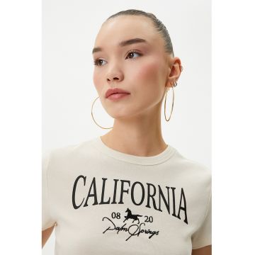 Tricou crop cu decolteu la baza gatului