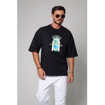 Tricou cu decolteu la baza gatului si imprimeu grafic