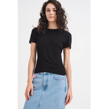 Tricou cu decolteu la baza gatului si model uni