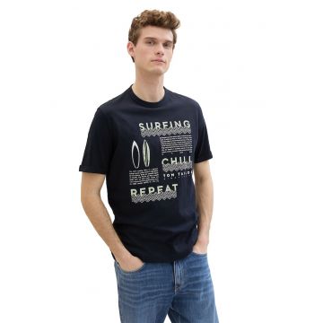 Tricou cu decolteu la baza gatului si text