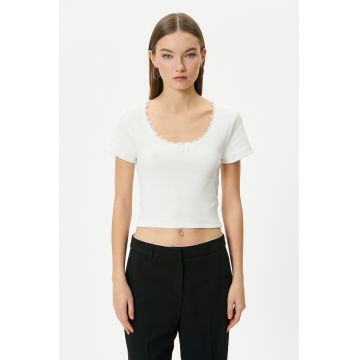 Tricou crop striat cu insertii din dantela si detaliu cu funda