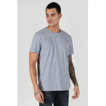 Tricou regular fit cu decolteu la baza gatului