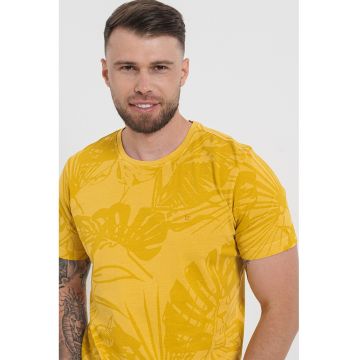 Tricou cu decolteu la baza gatului si imprimeu