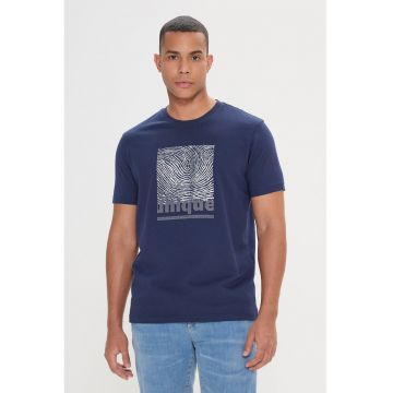 Tricou cu decolteu la baza gatului si imprimeu