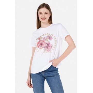 Tricou cu decolteu la baza gatului si imprimeu text si floral