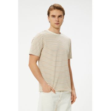 Tricou relaxed fit cu model in dungi