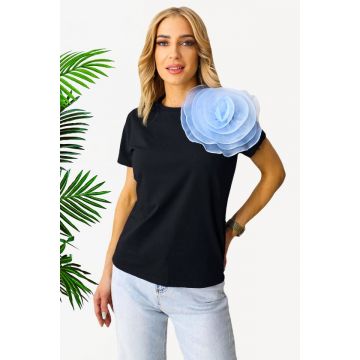 Tricou din bumbac Lizea, cu accesoriu floral bleu din organza, Negru