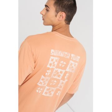 Tricou de bumbac cu decolteu la baza gatului si imprimeu pe spate