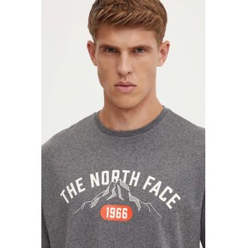 The North Face tricou Tee Varsity Graphic barbati, culoarea gri, cu imprimeu, NF0A89DGDYY1