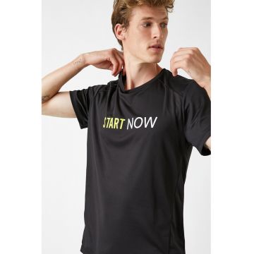 Tricou cu decolteu la baza gatului si imprimeu text