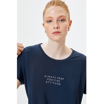 Tricou supradimensionat cu decolteu la baza gatului si imprimeu text