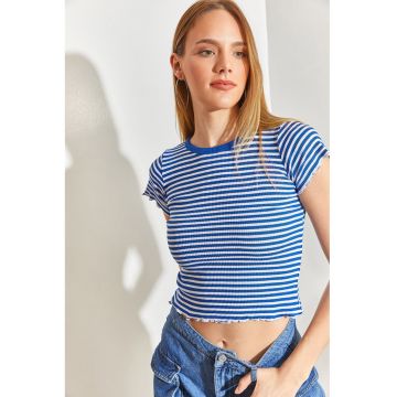 Tricou crop cu model in dungi si decolteu la baza gatului