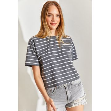 Tricou cu decolteu la baza gatului si model in dungi