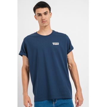 Tricou cu decolteu la baza gatului