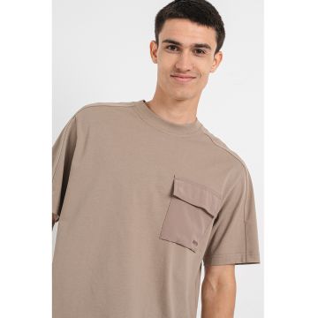 Tricou relaxed fit cu buzunar cu clapa