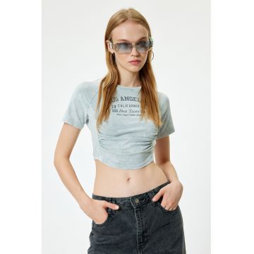 Tricou crop cu imprimeu text