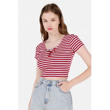 Tricou crop cu model in dungi si decolteu rotund