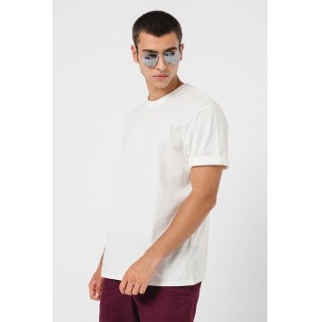 Tricou cu decolteu la baza gatului