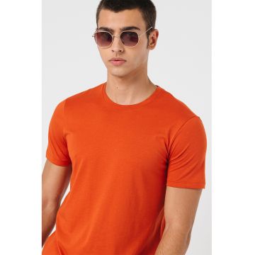 Tricou slim fit cu decolteu la baza gatului