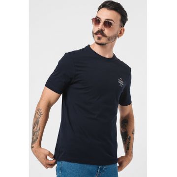 Tricou cu decolteu la baza gatului si logo pe piept