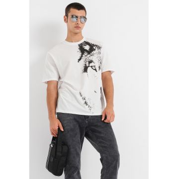 Tricou cu decolteu la baza gatului si model