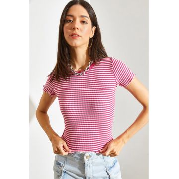 Tricou crop cu model in dungi si decolteu la baza gatului