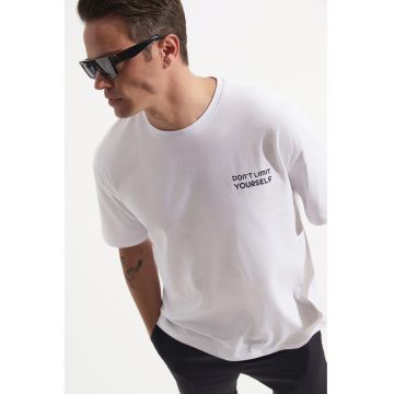 Tricou cu decolteu la baza gatului si detaliu text pe piept