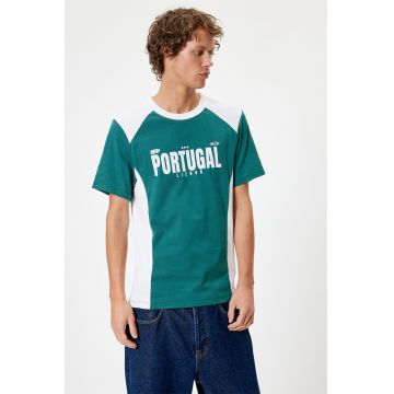 Tricou cu imprimeu text si decolteu la baza gatului