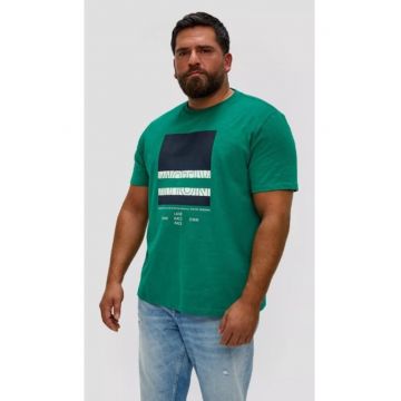 Tricou barbati big size cu decolteu la baza gatului si imprimeu cu logo verde inchis