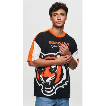 Tricou cu decolteu la baza gatului si imprimeu