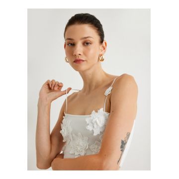 Top crop cu aplicatii cu model floral