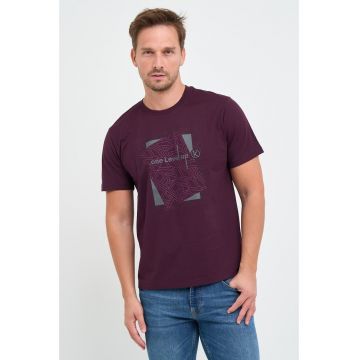 Tricou barbat cu imprimeu si logo mentionat - Visiniu