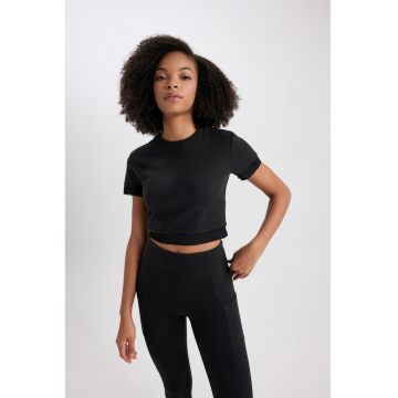 Tricou crop cu decolteu la baza gatului