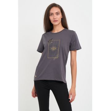 Tricou cu decolteu la baza gatului si imprimeu grafic