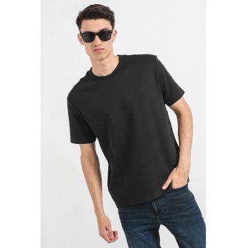 Tricou regular fit cu decolteu la baza gatului