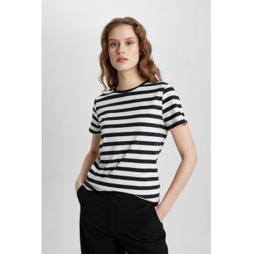 Tricou cu model in dungi si decolteu rotund