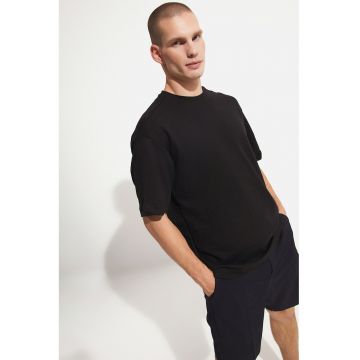 Tricou supradimensionat cu decolteu la baza gatului