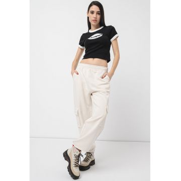 Tricou crop cu imprimeu logo