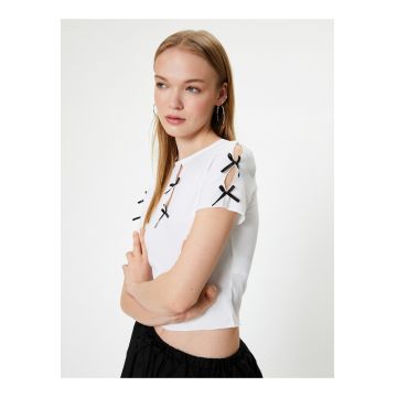 Tricou crop cu aplicatii cu funda