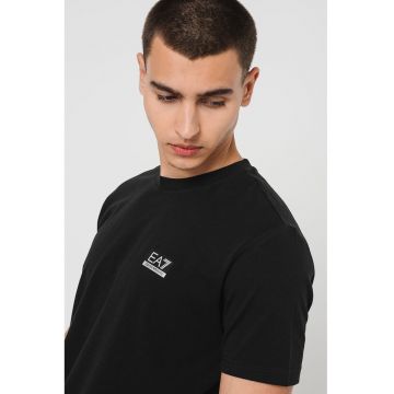 Tricou cu decolteu la baza gatului si logo