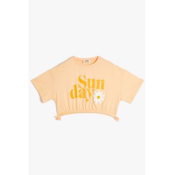 Tricou crop cu imprimeu text