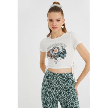 Tricou crop cu partile laterale ajustabile