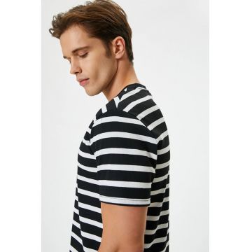 Tricou slim fit cu model in dungi