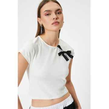 Tricou crop cu decolteu la baza gatului si funda decorativa