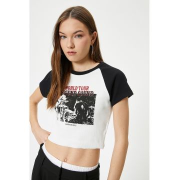 Tricou crop cu decolteu la baza gatului si imprimeu grafic