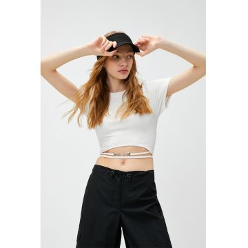 Tricou crop cu decolteu la baza gatului si lant decorativ